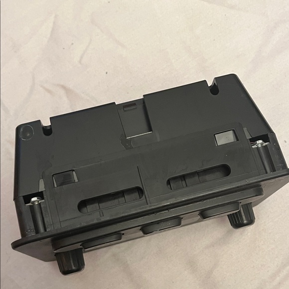 2003-2007 Hummer H2 Console Mounted Rear Audio Control - Picture 4 of 8